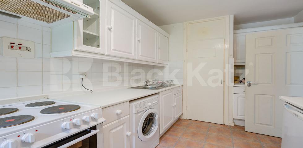 Spacious 4 bed , no lounge, mins to tube, shops and UCL Munster Square, Regents Park / Camden